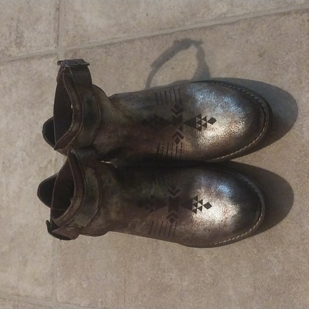 Sbicca Vintage Collection Peaceout Metallic Ankle Booties  Size 6